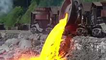 倒在地上的黄色液体其实是上千度高温的炉渣