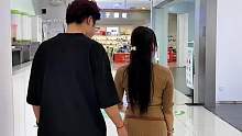 追了几个月的女生，陪她吃完饭逛商场，本想确认下关系，哪知她转身的那一举动，我就再也没有爱下去的勇气了