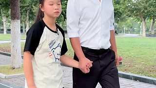 小女孩突然跑過來搶我包，沒想到竟然是為了救我！