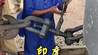 這或許是印度最刺激的工作，火車廂連接員