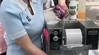 學(xué)校門口的一幕