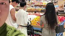 商场看见两个美女在看买东西，故意整蛊一下她们，看看啥反应！