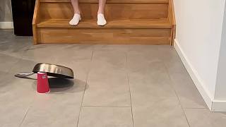 極限乒乓球跳躍挑戰(zhàn)，球最終要跳進(jìn)杯子內(nèi)。