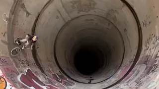 極限自行車挑戰(zhàn)，老哥要騎著車繞著隧道旋轉一圈。