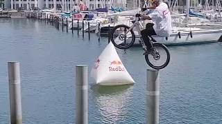 極限自行車挑戰(zhàn)，騎著車子跳柱子渡河。