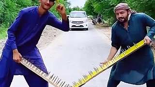 男子在路上放釘子板。真是太可惡了！