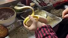 街边偶遇炸香蕉～裹满面糊的香蕉炸过后外酥里软～ 一吃一个不吱声！