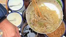 重庆街头，酸菜酸辣粉