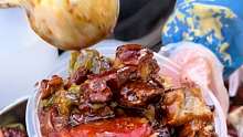 沈阳街头，正宗东北大块头红烧肉