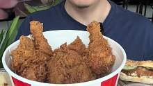 美国小伙很谨慎体验kfc