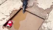 手工修复坑洼的地面