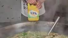 原来是往锅里加的香油，差点误会他