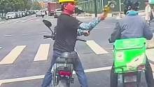 嘴炮哥怒了！街头这一幕太炸裂