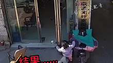 三岁孩子骑电动车，结果……
