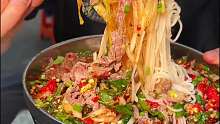 云南街头的牛扒烀米线，几十种调料随便加