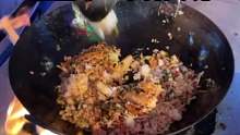 贵阳夜市摊美食怪噜炒饭加了豆米才正宗，就多了点
