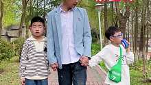 假装晕倒试探一下两个孩子，结果万万没想到…