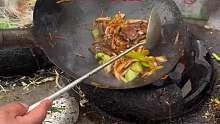 东北街头炒菜小摊，这种小摊最贵的菜也就十多块钱，素菜一般都是六块，八块，味道也不错，欢迎大家来东北玩～