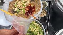 郑州街头5块钱一碗的山野菜杂面条