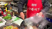 打卡藏在临沂涑河边上的猪蹄鸡爪锅，88元竟然满满当当的一大锅