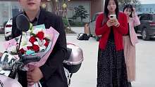 还好我回头看了一眼，不然就接错老婆了