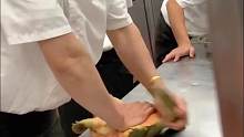 男人在厨房帮昏迷的甲鱼心肺复苏它成功苏醒后竟用翻身报恩