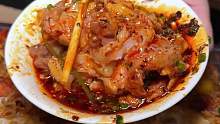 在深夜小摊感受铁板炒饭的碳水快乐！流心煎蛋加红油耙蹄花当配菜，这一顿营养太均衡了。