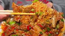 用隐藏吃法解锁深夜地摊，麻辣汤底冒煮的新鲜牛肉，配上豪华蛋炒饭加原汤泡面，一顿宵夜把碳水和蛋白质全拉满！