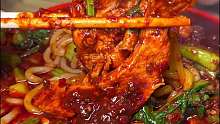新疆街头的爆辣炒米粉，10元一份，这肉也太多了！