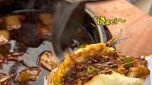 她们家馍外脆内软吸满肉汁 肉肥糯瘦嫩 咸香入味！