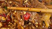 在资中开了三十年的苍蝇馆子，火爆肥肠爆炒牛肉丝凉拌核桃肉每一份菜都好下饭，色泽诱人看着就很有食欲