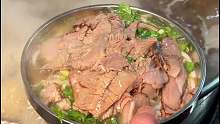 贵州街边的清汤牛肉粉，6元加肉，肉量居多！