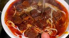 贵州街边的红烧牛肉粉，加肉8元，半碗都是肉！