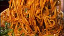 重庆街边的碗杂面14一碗，酱料比面还多！