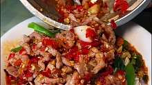 重庆街头的鱼香肉丝面，明明在吃面怎么感觉像又在吃菜？