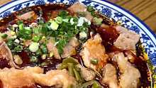 重庆街头的滑肉猪肝面15元一碗 比较有特色 浇头份量实在 肉好嫩确实好吃夯爆了!