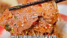 喜欢嗦粉的贵阳人，也可以吃到7种浇头的南昌拌粉，而且一般都是重辣，才快乐。