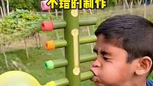 开始还以为这个男孩在吹气球