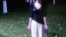 女生分享夜晚路灯下跳舞视频