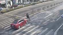 过马路还敢跑吗