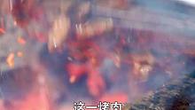 靠烤肉娶了老婆还生了3胞胎，为了孩子的奶粉，他白天喂奶，晚上烤肉，他们家的烤牛肉和小黄鱼，吃过的都忘不了
