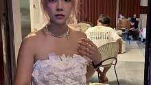 异地三年来见男友，却发现是别的女生开的门…