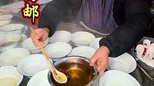 江苏高邮“水上漂馄饨”，独特做法，阿姨做40年。