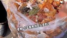 终于吃到麻辣小菜卷煎饼了，一个菜两个菜都可以卷，味道很不错哦~