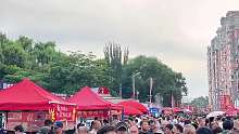 东北第一早市～小河沿早市，早上4 -30开行，6 -30～9 -30为高峰期，门口有免费存包处，为沈阳文旅点赞，城市里的烟火味十足，美食数不胜数，值得一逛