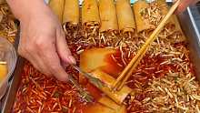 贵阳街头，10元7个的特色折耳根豆腐卷，这味道好上头~