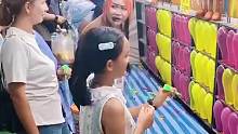 女孩玩飞镖总射不中气球，老板让近距离玩，结果依旧没中！