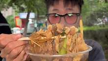 在路边吃个八大碗~今天也算搂席了~哈哈哈