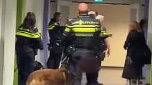 警员将孕妇猛摔在地上，旁边一名男子上前与警方扭打。