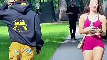 街头恶搞整蛊美女